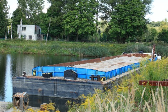 Barka górnopokładowa „BYK-07” o nośności do 500 T zacumowana przy nabrzeżu na akwenie w Stoczni w Kędzierzynie- Koźlu